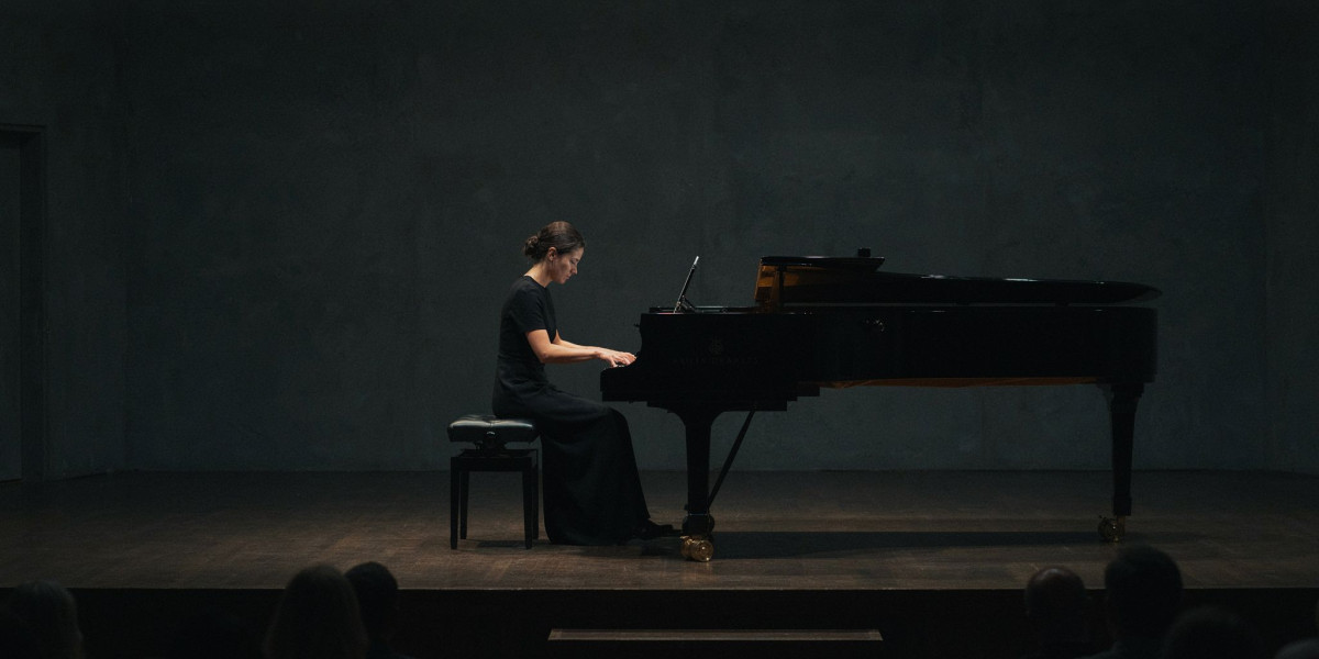 Edna Stern performing J. S. Bach, photo 1
